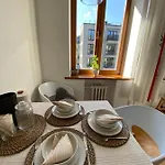 Spacious Old Town Apt, 3 Rooms, Sleeps 6-7