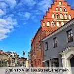 Spacious Old Town Apt, 3 Rooms, Sleeps 6-7 *