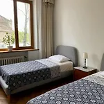 Spacious Old Town Apt, 3 Rooms, Sleeps 6-7
