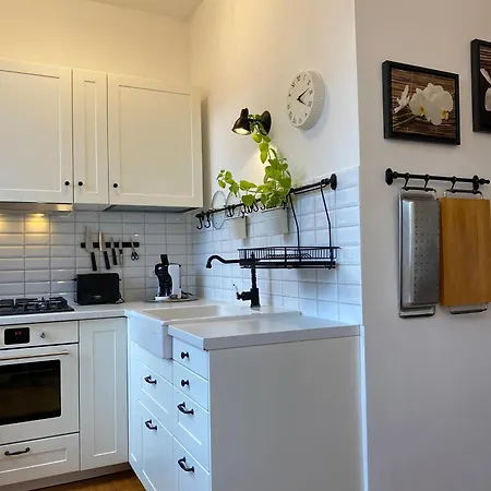 Spacious Old Town Apartment, 3 Rooms, Free Parking, Sleeps Up To 7