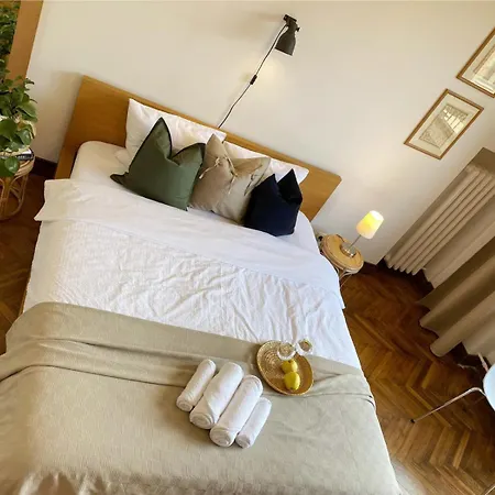 Spacious Old Town Apartment, 3 Rooms, Free Parking, Sleeps Up To 7