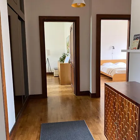 Spacious Old Town Apartment, 3 Rooms, Free Parking, Sleeps Up To 7 Apartament