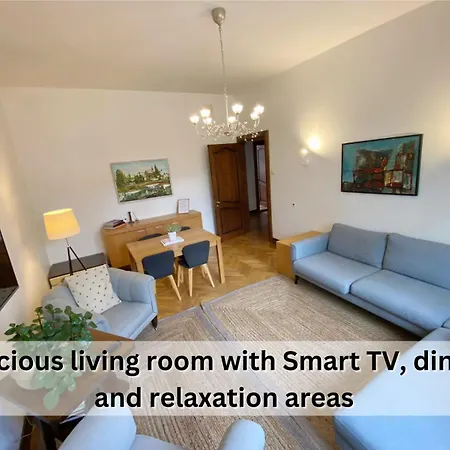 2 Min To Island! Spacious Family-sized Old Town Apartment *