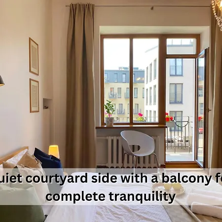 Spacious Old Town Apartment, 3 Rooms, Free Parking, Sleeps Up To 7 *