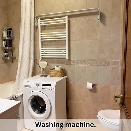 Spacious Old Town Apartment, 3 Rooms, Free Parking, Sleeps Up To 7 *