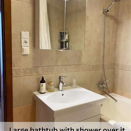 Spacious Old Town Apartment, 3 Rooms, Free Parking, Sleeps Up To 7 Apartament Kowno
