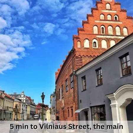 Spacious Old Town Apartment, 3 Rooms, Free Parking, Sleeps Up To 7 *