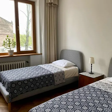Spacious Old Town Apartment, 3 Rooms, Free Parking, Sleeps Up To 7