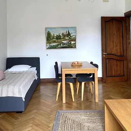 Apartament Spacious Old Town Apartment, 3 Rooms, Free Parking, Sleeps Up To 7 *