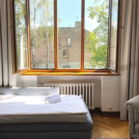 Spacious Old Town Apartment, 3 Rooms, Free Parking, Sleeps Up To 7 Huoneisto
