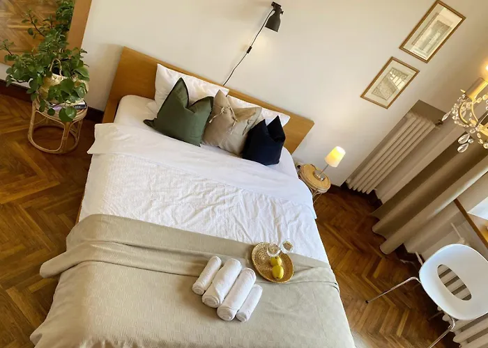 Spacious Old Town Apt, 3 Rooms, Sleeps 6-7