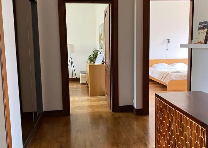 Spacious Old Town Apt, 3 Rooms, Sleeps 6-7 Apartamento