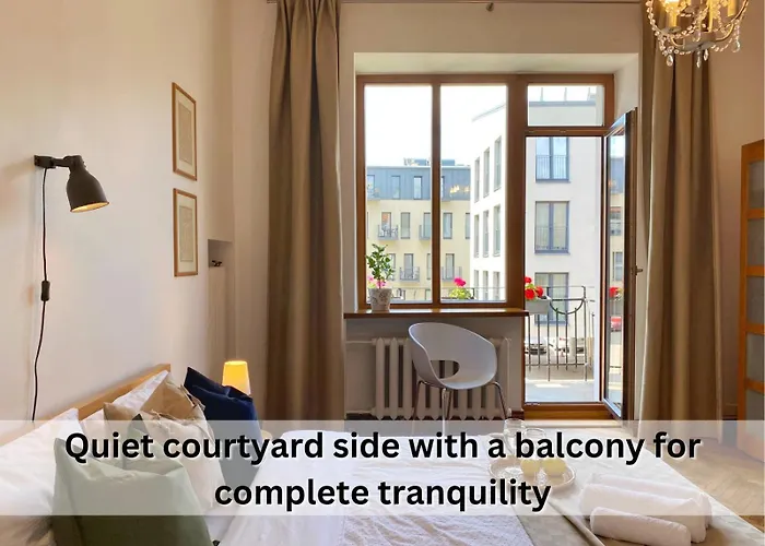 Spacious Old Town Apt, 3 Rooms, Sleeps 6-7 *