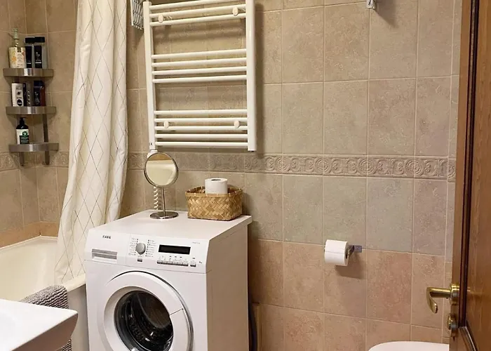 Spacious Old Town Apt, 3 Rooms, Sleeps 6-7 *