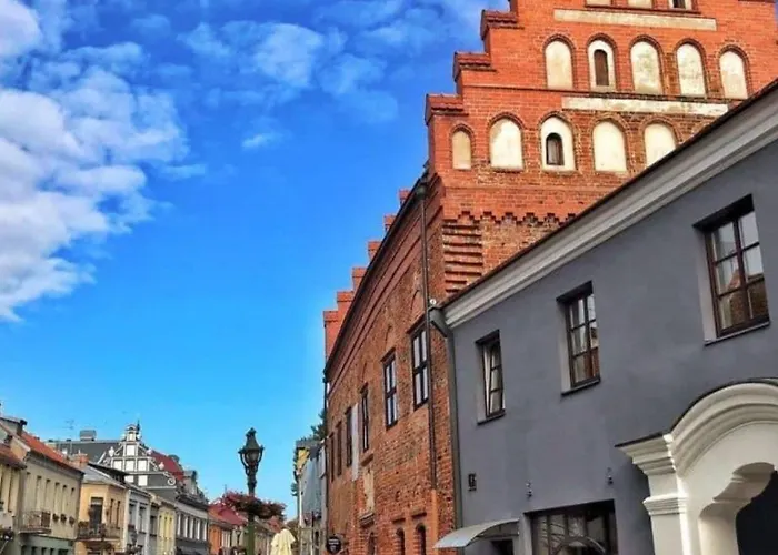 Spacious Old Town Apt, 3 Rooms, Sleeps 6-7 *