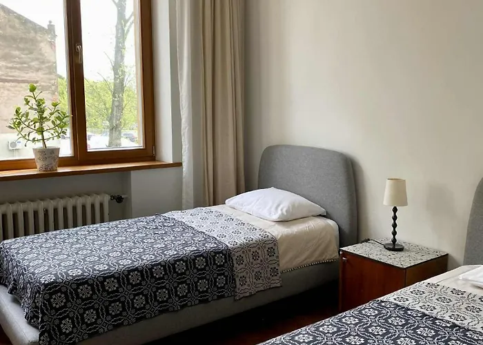 Spacious Old Town Apt, 3 Rooms, Sleeps 6-7